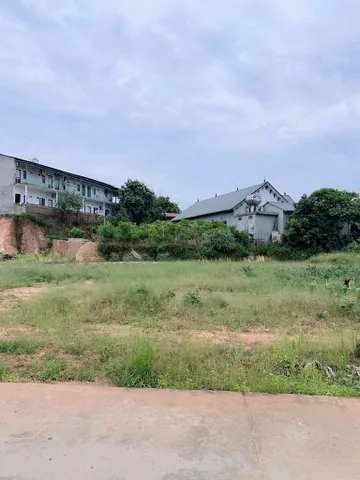 Bán đất xây trọ 300m2, mặt tiền ngang 10m, sát bên có dãy trọ đang kinh doanh 10 phòng. Cách KCN Chơn Thành chỉ 7 phút đi xe.
