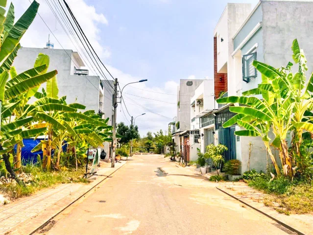 🔥 TRƯỜNG LƯU – 51M² – HXH 8M CÓ VỈA HÈ – KHU PHÂN LÔ DÂN TRÍ – CHỈ NHỈNH 3 TỶ 🔥

📐 Diện tích: 4 x 12,6m (51m²), full thổ cư.
🌳 Đất trống, thuận tiện xây mới theo nhu cầu.
🚗 Hẻm xe hơi 8m, có vỉa hè, khu phân lô dân trí cao.
📈 Phù hợp an cư hoặc đầu t