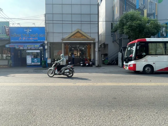 - bán mặt tiền tòa nhà LP bank, đường Nguyễn văn tiết, Lái Thiêu, Thuận An, Bình Dương