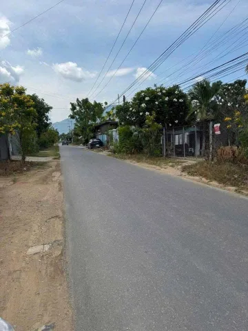 Cần bán lô đất đẹp tại Thôn 1, xã Diên Đồng, huyện Diên Khánh, tỉnh Khánh Hòa.
Thông tin chi tiết:
 Diện tích: 707,6 m²
 Mục đích sử dụng: Đất ở tại nông thôn (200m²) + Đất trồng cây lâu năm (507,6m²).
 Pháp lý: Sổ đỏ chính chủ, thủ tục sang tên nhanh