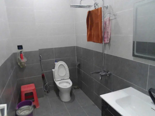 Nhà gần chợ 70m2 xây 1 trệt 2 lầu, giá 1 tỷ 950. Sổ riêng sẵn
