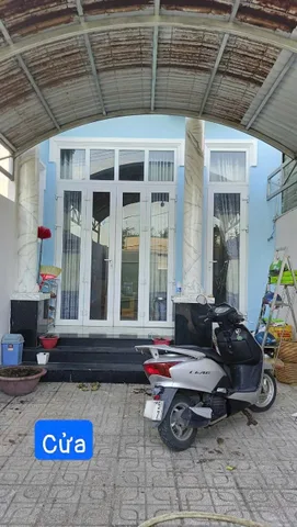 Cần bán gấp nhà mặt tiền đường nhựa, cách chợ 100m. Sổ hồng. Giá 3 tỉ tl