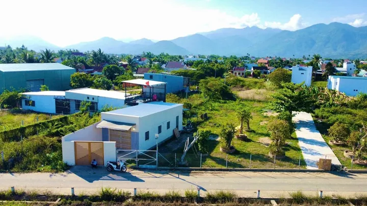 SĂN SALE SIÊU HOT 1ty290bán đất tặng nhà full thổ cư ...

-Dt: 102m2, ngang 5m đường nhựa 6m