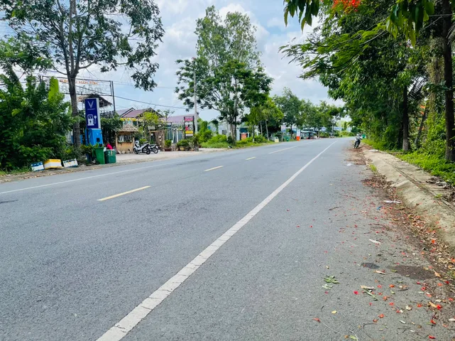 CẦN BÁN NỀN ĐẤT (32X76=2400M2) THỔ CƯ SHR MT ĐƯỜNG NHỰA DÂN ĐÔNG CẠNH CHỢ GIÁ 300TR/MN