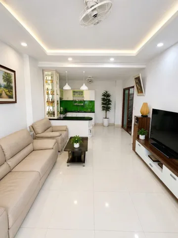 "Đừng để 5 tỷ mua nhầm nhà cũ! Căn nhà còn mới đẹp, tặng full nội thất, pháp lý chuẩn tại giáp Quận 6 đang chờ chủ mới."
