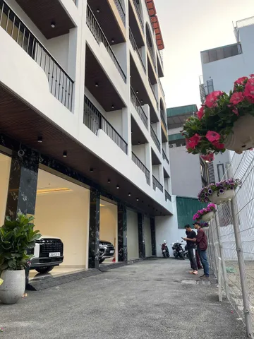 Chỉ cách phố 15m, căn nhà 8 tầng thang máy khiến nhiều khách xem xong muốn chốt ngay trong ngày