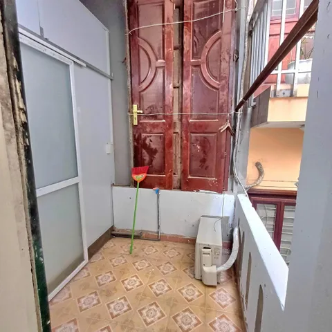 Cho Thuê Nhà Ngõ 242 Đường Láng 35M² 3 Tầng 3 Ngủ - Nội Thất CB - Lô Góc - Giá Thuê 11,5tr