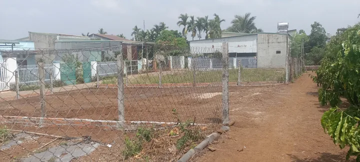 Đất thôn 11 xã Hòa Phú, đường bê tông 4m, đất bằng đường 
Ngang 15m, thổ cư 100m2
Giá chỉ #57tr/m.
