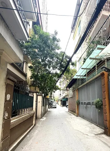 Bán đất tặng nhà 2 tầng cũ tại HOÀNG QUỐC VIỆT. Mặt ngõ, oto tránh, vào nhà. Gần phố.