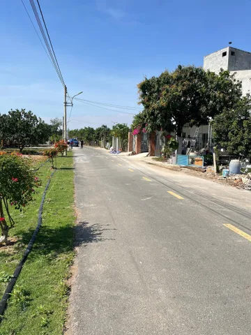 Chủ cần ra nhanh lô sào hơn 1500m2, thổ cư 100m2, đất sẵn vườn trái cây giá 1,1 tỷ, vị trí cách QL 13 chỉ 1,2km. Phù hợp để xây nhà vườn, kho xưởng, đầu tư, phân lô tách thửa.