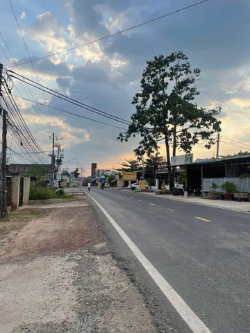 ĐẤT MẶT TIỀN NHỰA ,GẦN QUỐC LỘ 13 ,CÓ DÂN CƯ ĐANG HIỆN HỮU
GIÁ BAO SỔ CHỈ 1TR100 NGHÌN / M2  (CÓ NGHÂN HÀNG HỖ TRỢ PHẦN CÒN LẠI )