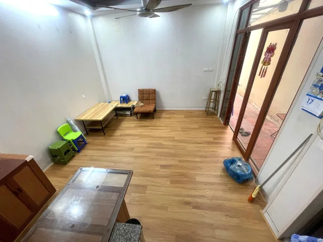 Cho thuê nhà LẠC LONG QUÂN, Trích Sài. 12 triệu/ tháng. Cho thuê: Ưu tiên Hộ gia đình