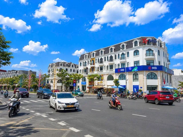 Bán nhà mặt tiền đại lộ đông tây 1 trệt 4 lầu đã có sổ hồng