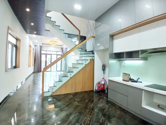 BÁN NHÀ MẶT TIỀN 92B LÊ VĂN THỊNH  Quận 2 ngang 5,5m, full thổ cư 117m2 đất giá tl mạnh