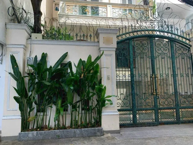 Biệt thự sân vườn, đẳng cấp tại 48 Hồ Biểu Chánh - có hầm xe , sân vườn , hồ bơi , thang máy...