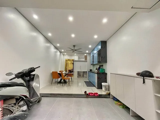 BánBán nhà Thạch Bàn, Long Biên 40m2, 6T, Lô Góc,  Ô tô vào nhà, chỉ 11,45 tỷ