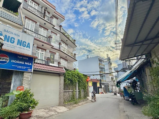 🏡 Nhà 4 Tầng, xây tâm huyết  thang máy, tầng trệt để kinh doanh, 3 PN, 4WC, phòng thờ,  ban công rộng chill, nội thất toàn đồ nhập khẩu.