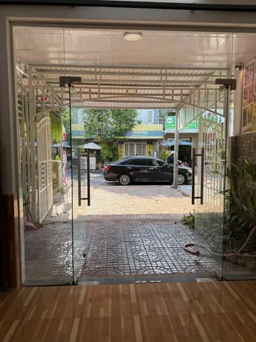 Bán nhà 1 trệt, 1 lầu trục chính Khu Hoàng Quân Cần Thơ, giá rẻ sổ hồng hoàn công có sẵn không vướng quy hoạch