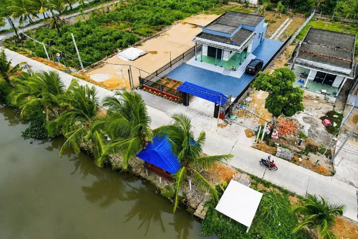 Bán nhà vườn view kênh xã Bình Đức tdt 764m2, 2pn, 1wc , chòi thủy tạ giá 2,8 tỷ