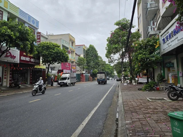Bán nhà 4 tầng mặt đường nguyễn cao cạnh chợ đọ khu ninh xá. Kinh doanh tốt. Diện tích 88m mặt tiền 5m hướng tây bắc. Phường kinh bắc tỉnh bắc ninh