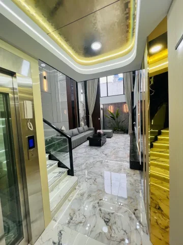 Bán nhà Thạnh Xuân 38, Thới An, TPHCM, diện tích 4x18m, 5 tầng có thang máy, hẻm ô tô 5m, nội thất cao cấp, giá 7.3 tỷ.