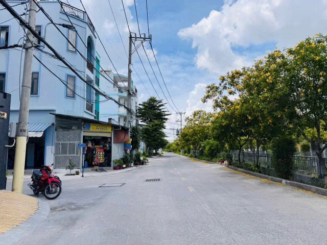 Bán Giảm 400triệu còn 6 tỷ 500 (thương lượng)

Bán nhà 2 lầu Mặt Tiền đường kênh TL37
(thuê 15tr/tháng)

- Trung tâm phường, kinh doanh buôn bán đa ngành nghề. Gần 3 trường học các cấp

• Dt: 4x14.3m full thổ
• Trệt 2 lầu (3 phòng ngủ, 1 phòng thờ