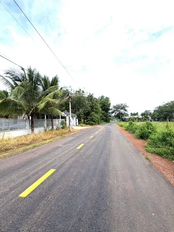 Bán Đất 225m2 Long Nguyên có sẵn 100 m2 thổ cư giá 6XX, gần uỷ ban xã, trường học, trạm y tế