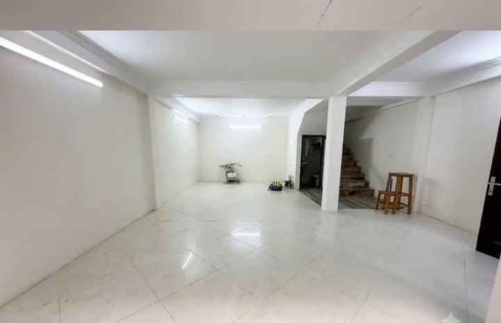 Cho thuê Nhà ngõ 814 Đường Láng, Đống Đa 50m*5 tầng Ô TÔ ĐỖ CỬA giá 19.5 triệu