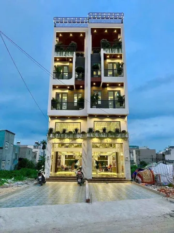 Cho Thuê Nhà Mặt Tiền Bờ Kênh Gần Trường Tô Ngọc Vân DT 4x25 1Trệt 1Lửng 3Lầu 5Pn 6Wc Sân Rông Y Hình Chụp