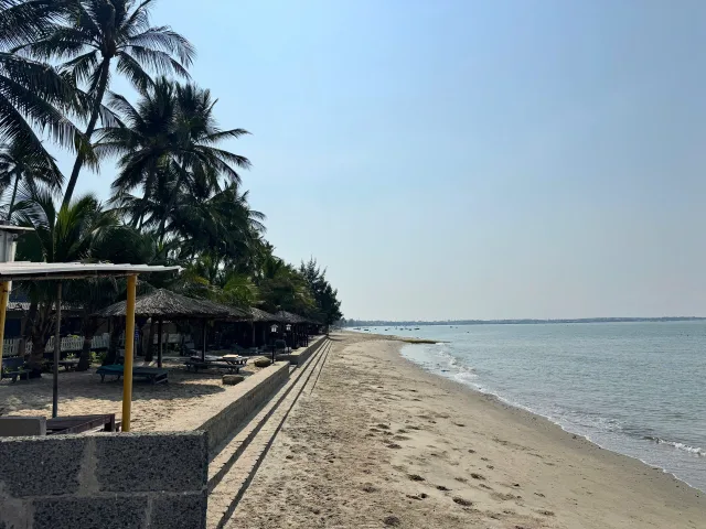 Chính chủ cần bán resort nghỉ dưỡng 2500m mặt tiền đường và mặt biển Huỳnh Thúc Kháng Mũi Né.