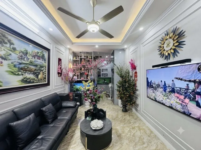 Bán Nhà Tân Mai - DT 40m Giá 8.x Tỷ - Ô tô Đỗ Cửa - 15m Ra Mặt Phố Tân Mai - Ngõ Thông Kinh Doanh🔥