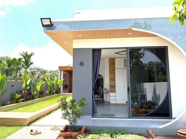 Bán căn nhà vườn hồ bơi mát mẻ
Giá bán : 3 tỷ 900 triệu - thương lượng
Diện tích 342m2 thổ cư 100m2 ngang 10m góc 2 mặt tiền