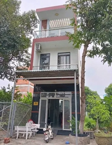 Bán nhà 1 trệt 3 lầu Thủ Thừa, Long An, ngay trung tâm thương mại, giá 2.35 tỷ