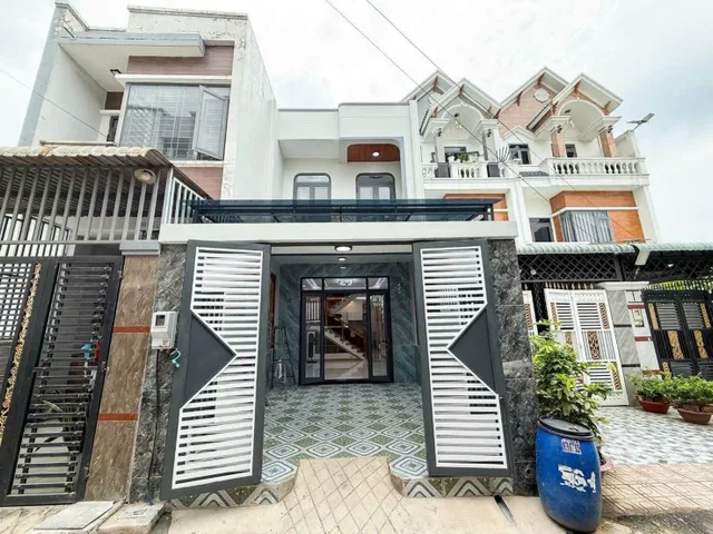 Bán Nhà riêng hoàn công 80m2- 1 lầu 1 trệt, đường 6m , sân ô tô  ,3 .8 tỷ