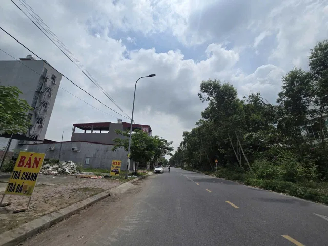 Bán đất chu mẫu 2 vân dương. Mặt đường chính nhìn KCN quế võ. Kinh doanh tốt. Diện tích 90m mặt tiền 5m hướng đông nam. Phường nam sơn tỉnh bắc ninh