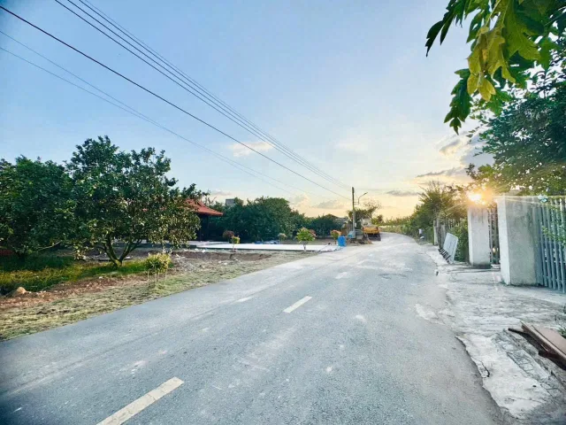 Chủ gửi bán vị trí đất mặt tiền đường nhựa, thích hợp cho A/C nào xây nhà vườn, kinh doanh trọ, buôn bán!