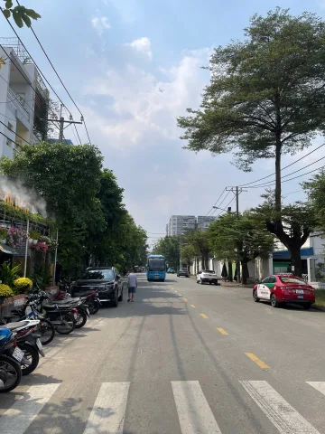 + Vị Trí : Ngay Eon Mall Tân Phú , Kênh 19/5 , Lê Trọng Tấn , Đại Học Công Thương.....