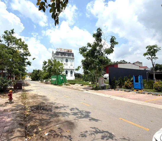 🌟 SIÊU PHẨM BIỆT THỰ LONG PHƯƠNG TRANG HẠ – SÁT CỘT ĐỒNG HỒ TỪ SƠN 🌟
Sở hữu vị trí đẹp trung tâm Từ Sơn, phù hợp khách mua ở đẳng cấp hoặc đầu tư giữ tiền lâu dài 📈