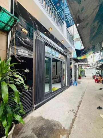Nhà đúc kiên cố 1 trệt, 2 lầu sân thượng, ban công, P. Khách  rộng thoáng mát, bếp, 3PN, 4WC. Hẻm thông 3m gần nhà Ga T3 ...
