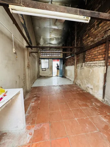 Cần bán nhà CŨ GIÁ RẺ Hẻm ôtô rộng 4m tại Quận 5, Sổ ĐẸP vuông vức, tiện xây mới