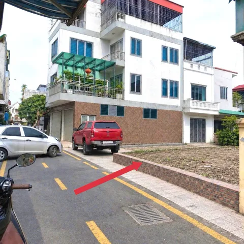 Gia đình tôi cần tiền mở rộng kinh doanh chuỗi thực phẩm sạch. Tôi bán mảnh đất thổ cư ở khu lõi Hòa Lạc, gần cổng trường ĐHQGHN. Diện tích 110m2, giá chỉ 3 tỷ.