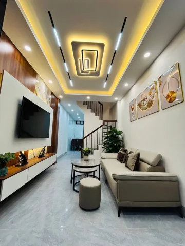 SIÊU PHẨM CẦU GIẤY HƠN 8 TỶ – Ô TÔ TRÁNH – 2 THOÁNG – FULL NỘI THẤT – PHÂN KHÚC HIẾM