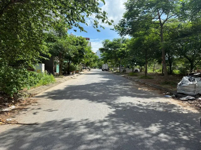 Bán đất chu mẫu 2 nhìn vườn hoa lô áp góc. Trung tâm KCN quế võ. Diện tích 90m mặt tiền 5m hướng bắc. Phường nam sơn tỉnh bắc ninh