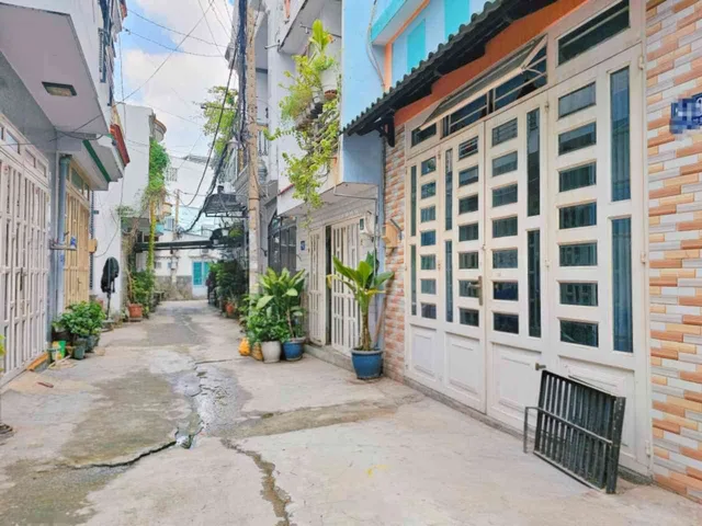 📍 Gần E-Mart Phan Huy Ích Hẻm ô tô 1 chiều - 💰 5.x tỷ - 📐 4.5x9m (39m²) - Bề ngang 4.5m rộng rãi, Hẻm nội bộ camera an ninh, Ở ngay