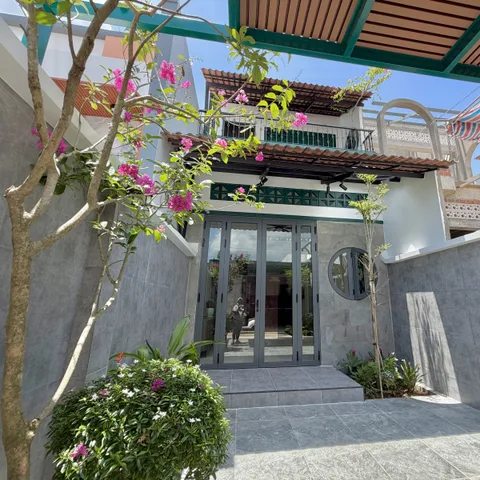 🏡 MỘT CĂN NHÀ MÁI NGÓI MANG NÉT TRUYỀN THỐNG GIỮA KHÔNG GIAN HIỆN ĐẠI