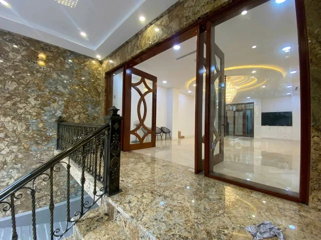 Cho thuê toà nhà MP Trung Kính, Cầu Giấy 135m x 9T MỚI TINH CÓ HẦM, THANG MÁY, VỈA HÈ 6M