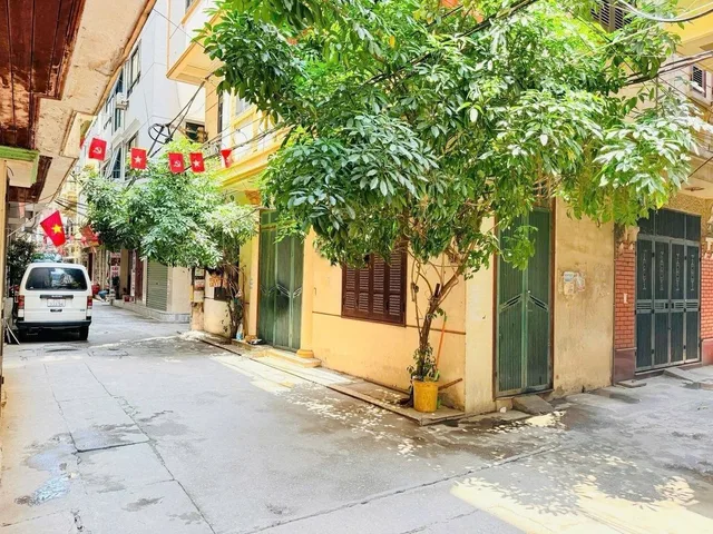 Bán nhà đường XUÂN THUỶ, Cầu Giấy. Lô góc 3 mặt thoáng, dân xây. Đường oto tránh vào nhà.