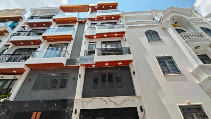 gần chợ bình thành . trường học lê ngọc hân . Ngô Quyền .xung quanh đầy đủ tiện nghi