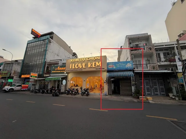 tiện xây nhà hàng, căn hộ dịch vụ, ...
- khu trung tâm sầm uất, vị trí vàng hiếm đất lớn.
- giáp tân bình, tiện đi về trung tâm.
