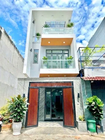 🚨 CHỈ 5 TỶ NHỈNH – NHÀ ĐẸP VÕ VĂN HÁT, 3PN + SÂN THƯỢNG – Ô TÔ TỚI CỬA – SỔ HỒNG RIÊNG, HOÀN CÔNG ĐỦ